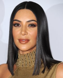 KIM KARDASHIAN: Kim Kardashiani pulksirge lõikus  mõjub näole konkreetse raamina. (C) Kim Kardashian pulksirge lõikus  mõjub näole konkreetse raamina.