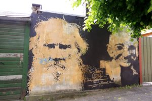 Hapniku Tolstoid ja Gandhit kujutav töö Salme ja Tolstoi tänava nurgal.
Foto: Scanpix